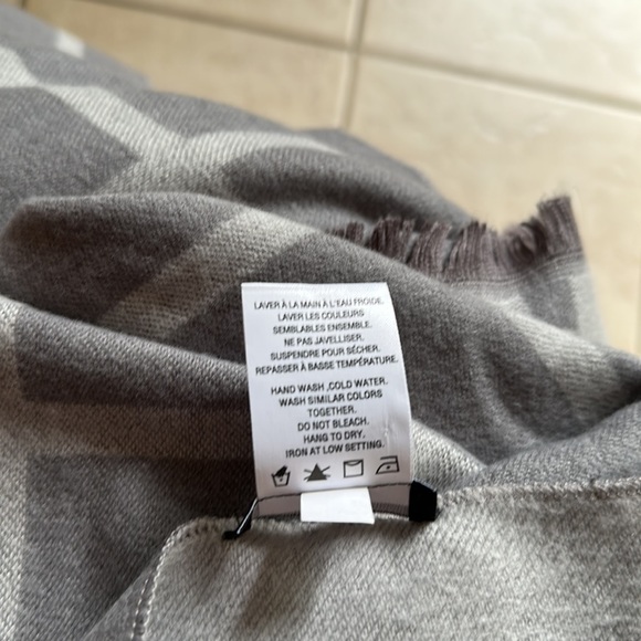 Soft large rectangular winter scarf (grey tones) - Picture 4 of 4